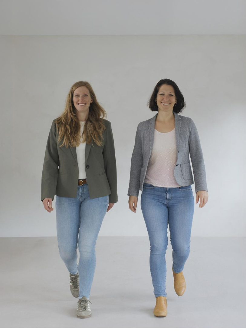 Stefanie Bayer und Julia Menzler gehen lächelnd nebeneinander